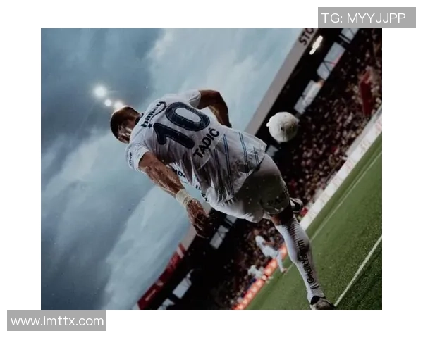 足球明星的奢华生活背后是否隐藏着情感的浮华与真诚的爱情